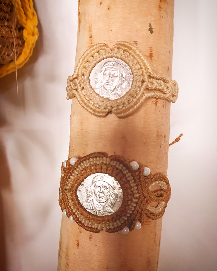 Makramee Armbänder in Beige und Braun mit silberner Münze eingearbeitet