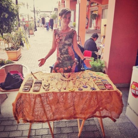 Conny steht in Fuerteventura an ihrem Makramee Stand und verkauft Schmuck